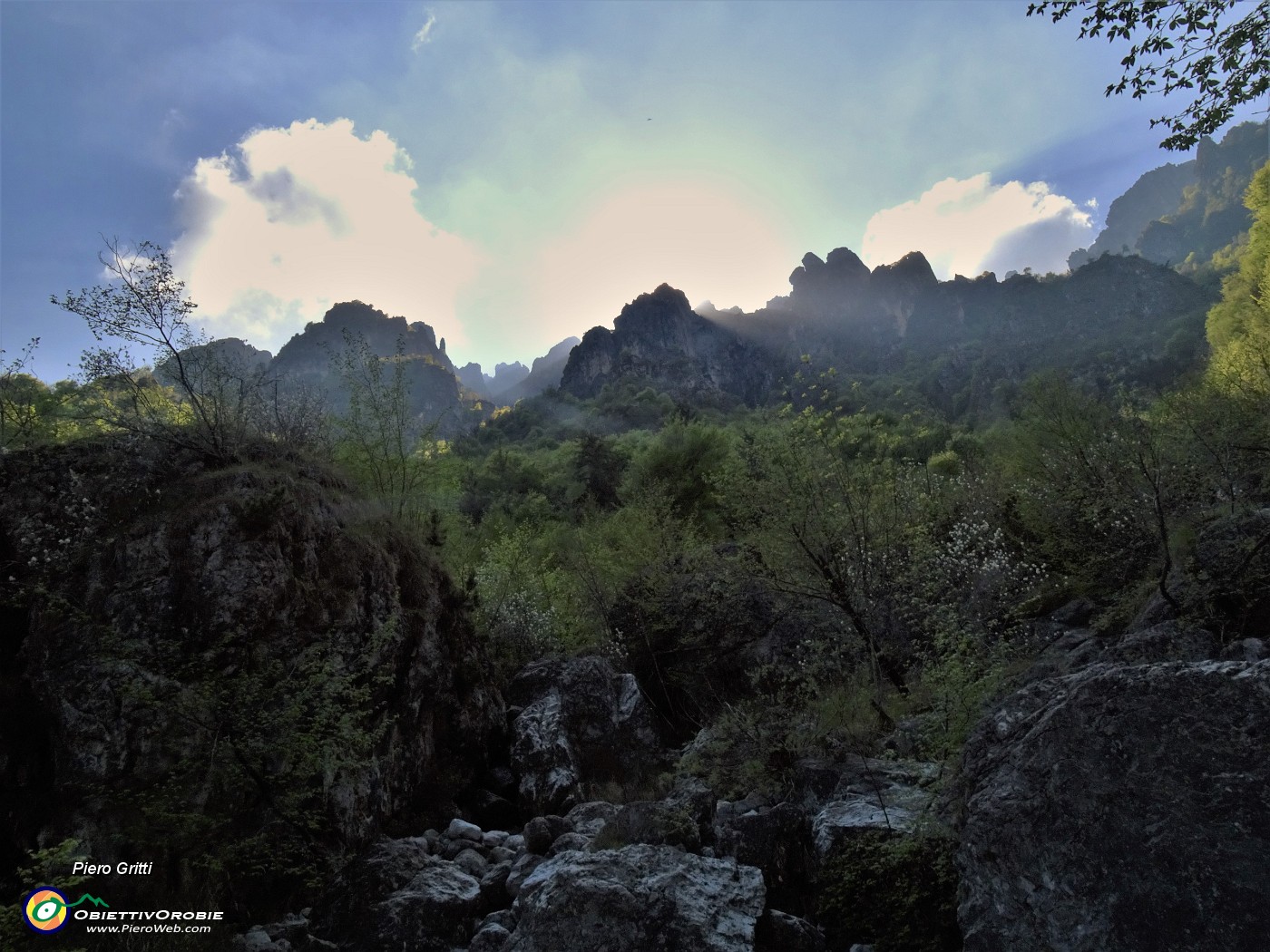 74 Il sole si abbassa sulle creste rocciose d'Alben.JPG